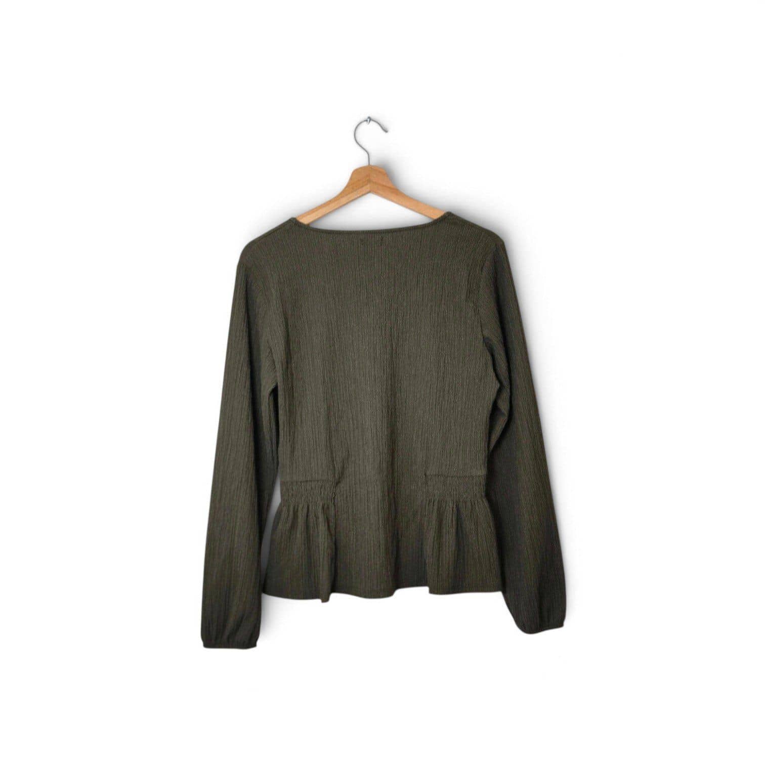 Blusa verde caqui escote V — foto 2